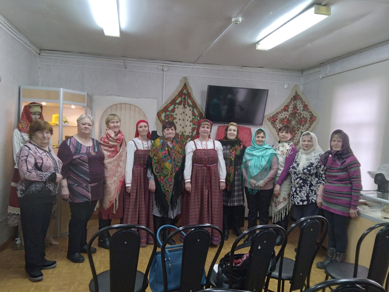 «Платков и шалей яркий хоровод»